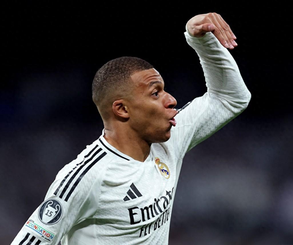 爱游戏-姆巴佩重返赛场，刷新纪录首场状态出色，独行侠观众沸腾！