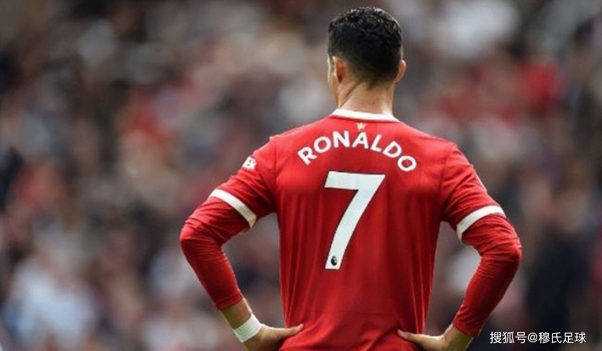 爱游戏-出色发挥首场状态出色，曼联观众沸腾！，C罗重返赛场观众掌声雷动(曼联是如何买下c罗的)